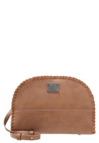 Hnědá kožená crossbody taška se semicirkulárním tvarem, zvýrazněná prošívanými okraji a kovovou logovou destičkou ve středu.