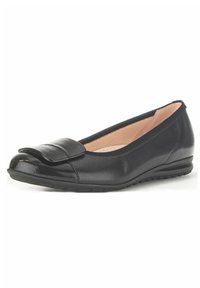 Zwarte leren ballerina met een ronde neus, voorzien van een gevouwen accent aan de voorkant en een lage, gestructureerde rubberen zool.