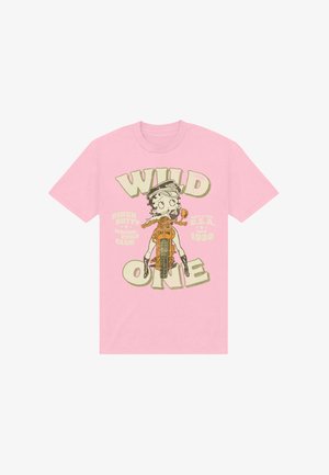 Roze T-shirt met Betty Boop die een motorpet draagt, zittend op een oranje motorfiets, met de tekst "WILD ONE" en een vintage motorclubprint.