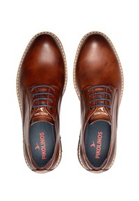 Scarpe in pelle marrone con lacci, punta rotonda, cuciture a contrasto e solette marchiate con un accento blu.