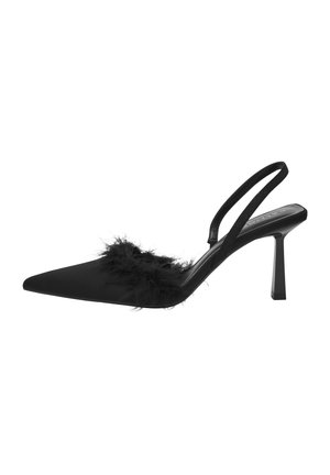 Escarpins noirs à bout pointu avec une finition satinée et un détail en plumes duveteuses sur le devant. Bride fine et un haut talon carré.