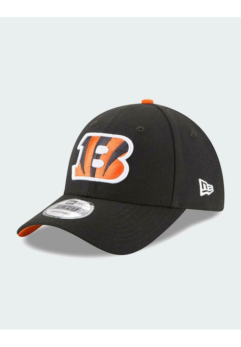 Schwarze Baseballmütze mit gesticktem orange-weißen "B"-Logo, verstellbarem Riemen und kleinem weißen Markenlogo an der Seite.