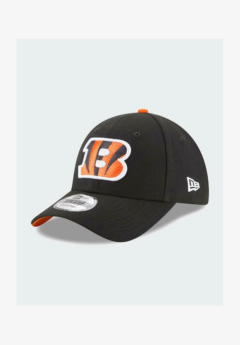 Schwarze Baseballmütze mit gesticktem orange-weißen "B"-Logo, verstellbarem Riemen und kleinem weißen Markenlogo an der Seite.