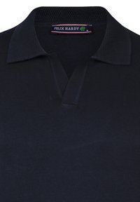 Zwarte poloshirt gemaakt van textuurstof, met een halslijn met drie knopen en een effen kleur ontwerp. Het label zegt "FELIX HARDY."