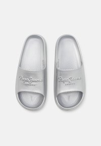 Sandali infradito argentati con logo in rilievo, texture liscia, design open toe e soletta sagomata per una migliore presa.