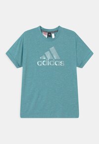 Teal t-shirt met korte mouwen gemaakt van een gestructureerde stof, met een groot reflecterend Adidas-logo in het midden aan de voorkant.
