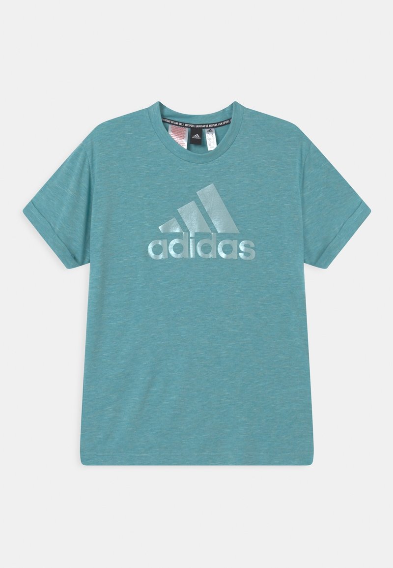 Teal t-shirt met korte mouwen gemaakt van een gestructureerde stof, met een groot reflecterend Adidas-logo in het midden aan de voorkant.