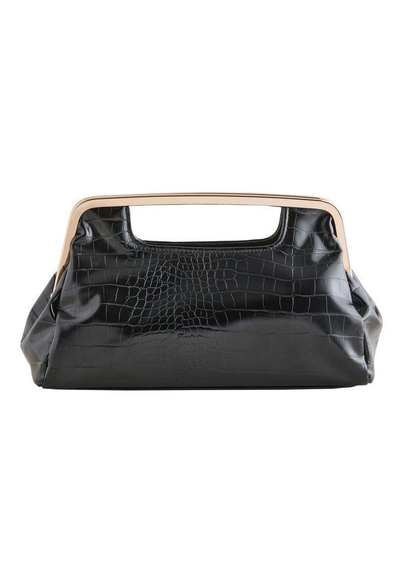 Melnas somas ar krokodila rakstu ar strukturētu siluetu un metāla rokturi, kas izceļas ar gludu tekstūru un izteiktām detaļām.