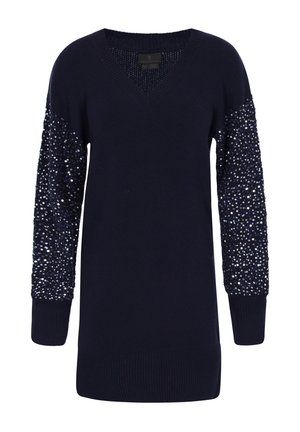 Marineblå sweater med V-udskæring og lange ærmer. Ærmerne har et struktureret mønster af perler langs skuldrene. Ribbet kant ved ærmer og forneden.