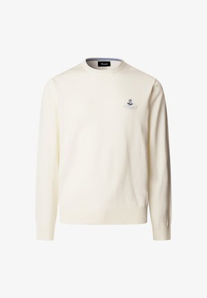 Biały sweter z długim rękawem i okrągłym dekoltem, z małym wyhaftowanym logo na lewej piersi oraz ściągaczami przy mankietach i dolnym brzegu.