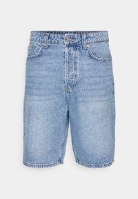 Lysblå denimshorts med klassisk design, fem lommer, lynlås foran og synlig syning langs sømmene.