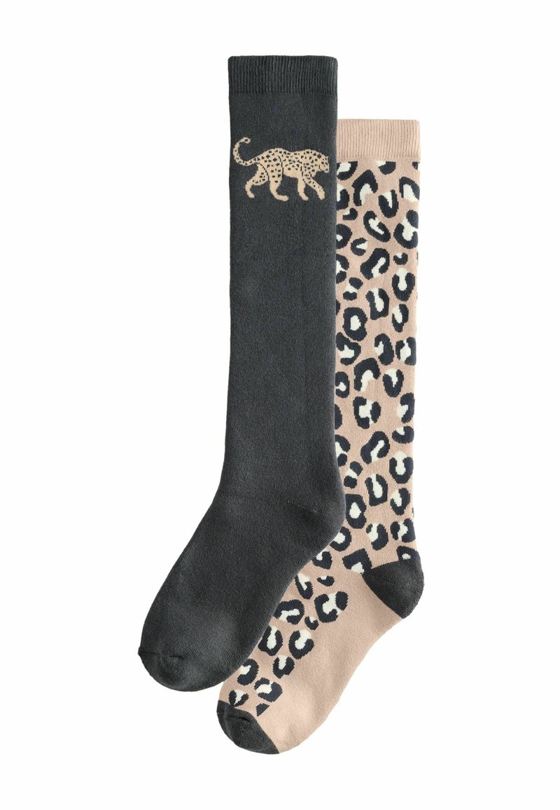 Zwarte kniehoge sok met een luipaardontwerp bovenaan; beige sok met een zwart luipaardprintpatroon. Beide zijn gemaakt van zachte stof.