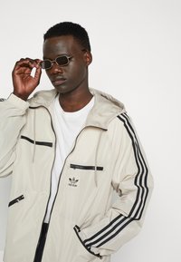 adidas Originals CLASSICS - Windbreaker - beige