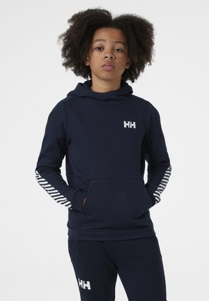 Marineblauwe hoodie met een voork pocket, voorzien van een wit logo en gestreepte accenten op de mouwen. Zacht materiaal met een relaxte pasvorm.