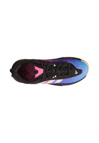 Zwarte sportieve schoen met een meerkleurige mesh bovenkant, in tinten blauw, paars en roze. Inclusief witte strepen en een rubberen zool.
