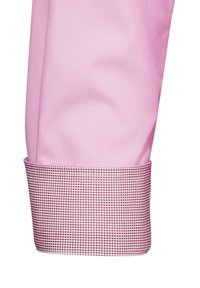 Manica di una camicia rosa con un polsino a contrasto a scacchi che presenta piccoli punti rotondi in varie tonalità di rosa e bianco. Texture del tessuto liscia.