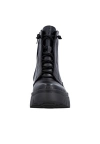 Stivaletto in pelle nera con lacci e chiusura con zip, punta arrotondata, superficie testurizzata e suola in gomma spessa. Design minimalista senza logo visibile.