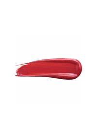 Campione di rossetto rosso con finitura lucida, che mostra una consistenza liscia e un colore vibrante e opaco applicato in una forma curvata ed allungata.