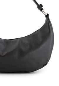 Zwarte leren hobo tas met een gestructureerde afwerking, gebogen vorm en een enkele verstelbare schouderriem. Bevat subtiele branding aan de onderkant.