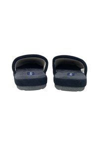 Pantofole in camoscio nero con fodera interna morbida, design con punta aperta e suola in gomma testurizzata. Presentano una forma a profilo basso e vestibilità confortevole.