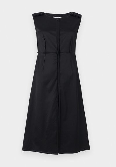 Robe noire sans manches à coupe droite, avec fermeture éclair à l'avant et accents de boutons sur les épaules. Tissu lisse, design jusqu'aux genoux.
