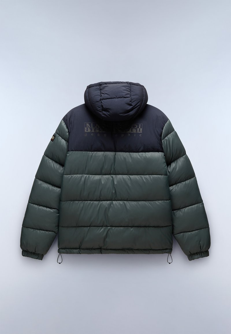 Dunkelgrüne und schwarze Pufferjacke mit Kapuze und elastischen Bündchen, die ein Markenlogo auf dem oberen Rücken und ein Ärmelpatch trägt.