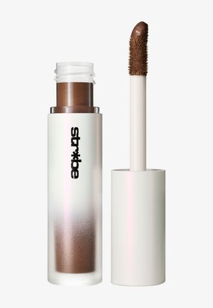 Brauner Creme-Lidschatten-Stift mit weißem Deckel und Applikator, mit "str*ike" beschriftet auf einem mattierten Tubus.