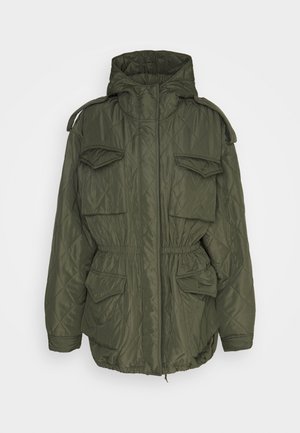 QUILTED HOODED CARGO - Parkaer - military