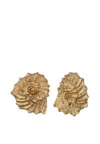 Boucles d'oreilles en forme de coquillage doré avec une finition texturée et des détails en spirale élaborés. Conçues pour ressembler à des coquillages naturels.