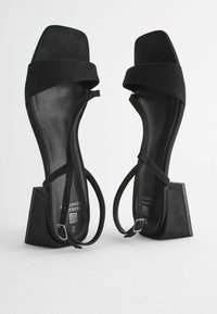 Next FOREVER COMFORT FLARE BLOCK - REGULAR FIT - Páskové sandály  - black