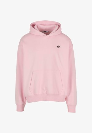 Helles rosa Kapuzenpullover mit einer Fronttasche, Kordelzugkapuze und einem kleinen schwarzen "def"-Logo auf der linken Brust. Hergestellt aus weichem, glattem Stoff.