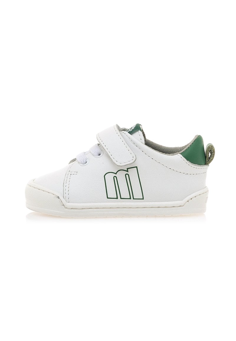 Baskets en cuir blanc avec accents verts et logo, dotées d'une sangle Velcro et de lacets, semelle texturée, design à embout rond.