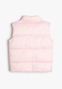 Helles pinkes Daunenwesten mit hohem Kragen, gestepptem Design und horizontalen Nähten. Keine Ärmel, glatte Textur und Reißverschluss.
