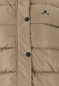Beige Daunenjacke mit gestepptem Design, ausgestattet mit schwarzen Knöpfen und einem Logo oben rechts. Glatte, glänzende Stoffstruktur.