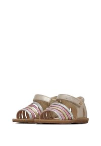 Sandali in pelle dorata con design aperto davanti, caratterizzati da accenti a strisce multicolori e una pattina in Velcro per una calzata sicura. Suola piatta e flessibile.