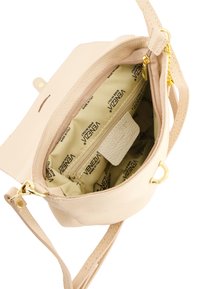 Lys beige læderhåndtaske med en struktureret form, guldtilbehør og lynlåslukning. Det foret indeholder et stof med logo-mønster.
