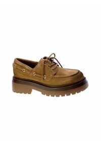 Scarpa lace-up in suede marrone con suola spessa e rigata, occhielli decorativi e punta rotonda. Presenta cuciture lungo i bordi per un tocco di dettaglio in più.