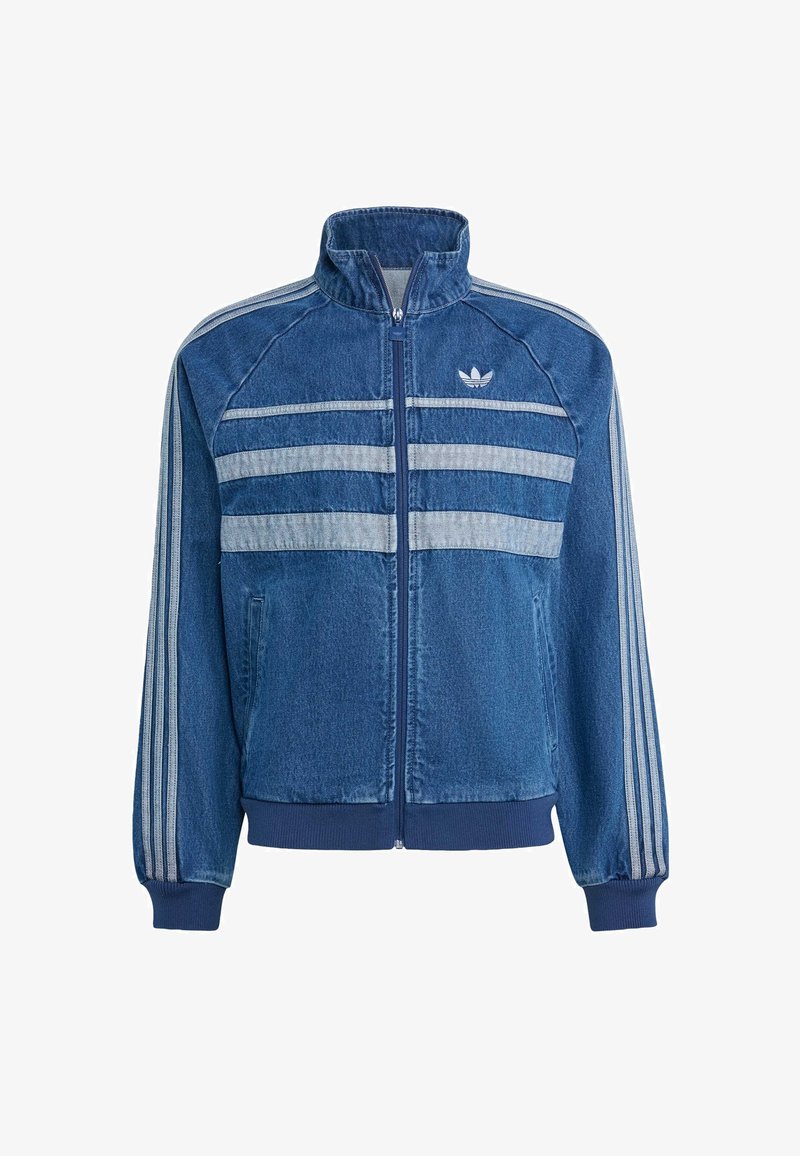 Denimjakke i mørkeblå med lyseblå vandrette striber og tre hvide lodrette striber på ærmerne. Har lynlås foran og høj krave.