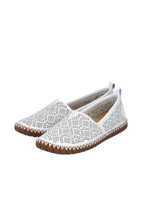 Weiße Slipper mit perforiertem Design, ausgestattet mit einer strukturierten braunen Gummisohle und kontrastierendem weißen Stich entlang der Kanten.