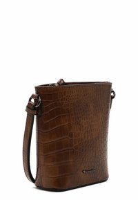 Borsa a tracolla marrone in ecopelle con texture effetto coccodrillo, forma rettangolare, tracolla regolabile e chiusura con zip nella parte superiore.