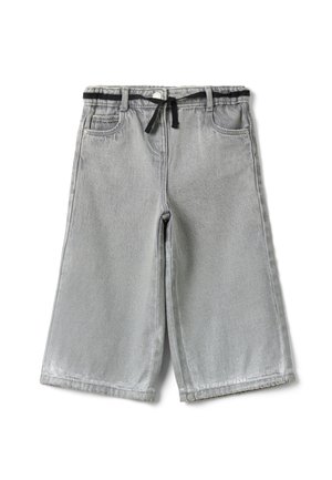 Pantalones cortos de mezclilla de pierna ancha color gris claro con cordón negro y bolsillos delanteros, mostrados sobre un fondo blanco.