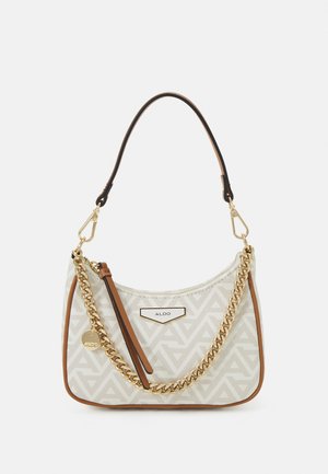 Sac hobo en tissu crème à motifs avec des accents en cuir marron. Il possède une bandoulière en chaîne dorée et une plaque logo. Fermeture éclair sur le dessus.