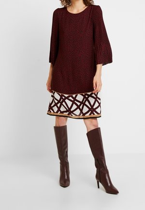 Vapaa-ajan mekko - red