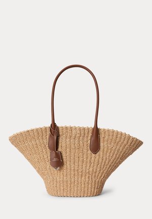 Borsa a tracolla in paglia intrecciata con forma trapezoidale ampia, manici in pelle marrone e un piccolo pendaglio in pelle con marchio Polo.