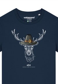 Navyblaue T-Shirt mit einer weißen illustrierten Hirsch-Darstellung, der einen schwarzen Hut mit einem braunen Band und einer goldenen Schnalle trägt, mit "AFTS"-Text darunter.