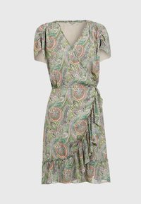 Vestido envolvente ligero en verde con estampado paisley, escote en V, mangas cortas y un dobladillo con volantes. Presenta intrincados patrones multicolores en todo su diseño.