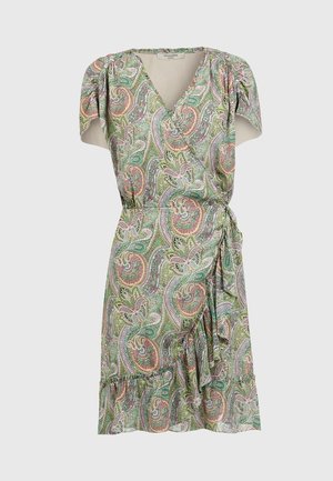 Robe enveloppante légère verte en paisley avec un décolleté en V, des manches courtes et un ourlet volanté. Présente des motifs multicolores complexes à travers toute la robe.