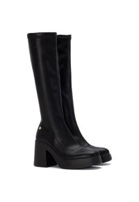 Botas negras hasta la rodilla con un acabado suave y brillante, un tacón robusto y punta redonda. Presentan un diseño elegante con acentos de hardware mínimos.