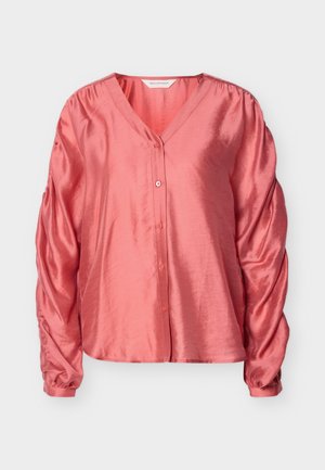 Korallenrote Satintunika mit V-Ausschnitt, Knopfverschluss und Puffärmeln. Glatte Textur mit lässiger Passform und dezentem Glanz.