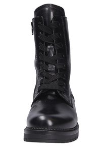 Schwarze Leder Schnürstiefel mit runder Zehenpartie, strukturierter Oberfläche und seitlichem Reißverschluss. Mit schwarzen Schnürsenkeln und kontrastierenden Steppnähten.